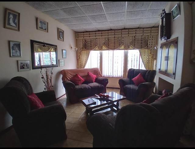 4 BEDROOM HOUSE FOR SALE IN OSLO BEACH